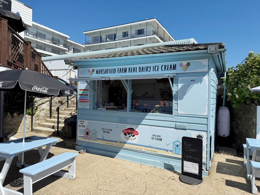Lot: 48 - FREEHOLD CLIFF TOP HOTEL WITH TWENTY EN-SUITE GUEST ROOMS AND STUNNING VIEWS - The Ice Cream Hut on the Front Terrace